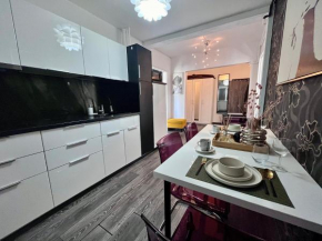 FLH - Liberty Home with Balcony & Free Parking